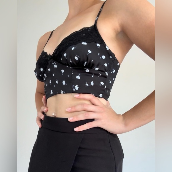 Sleeveless crop top - Picture 2 of 6